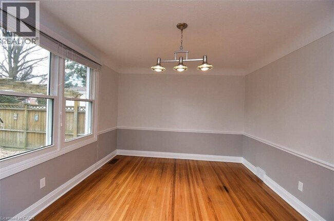 Photo du bâtiment - 80 MacLennan Ave