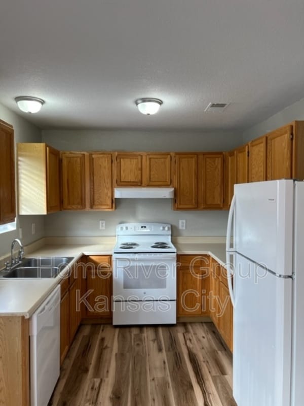 Building Photo - 806 Wolf Dr