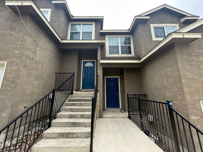 Building Photo - *COMING SOON* 3 Bedroom 2.5 bathroom Town-...