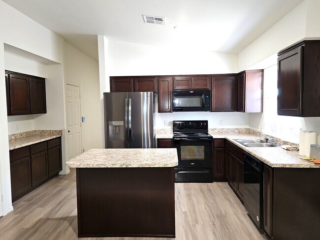 Foto del edificio - 4 bedroom rental for Lease