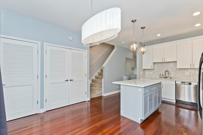 Photo - 1332 N Burling St Townhome