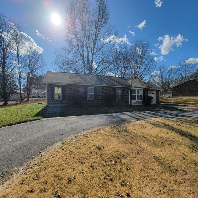 Building Photo - 3/2-Brick Ranch- Cookeville- 1 Car Garage