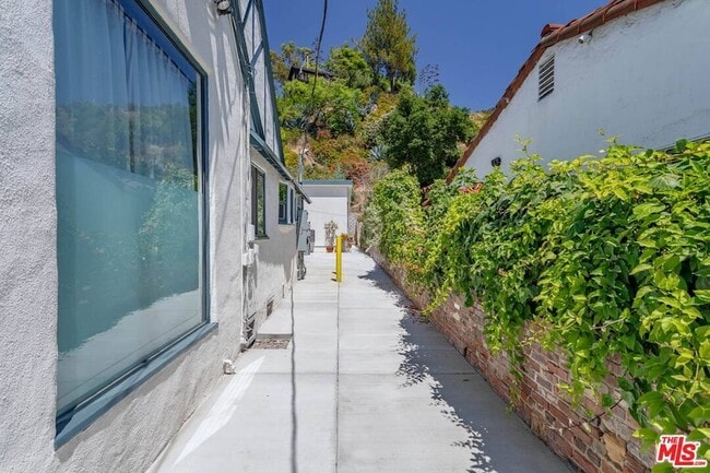 Building Photo - 2628 Beachwood Dr
