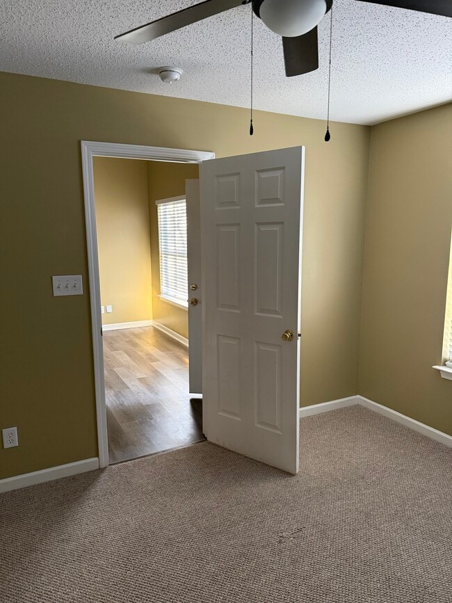 Foto del edificio - 1914 Ray Alexander Dr