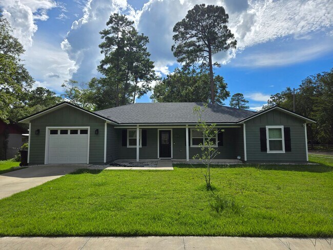 Building Photo - Beautiful 3BR/2BA home with large fenced-i...