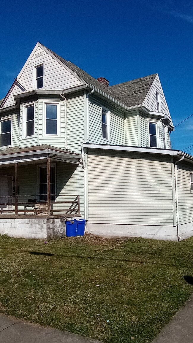 Building Photo - 229 Boyles Avenue, Unit 2
