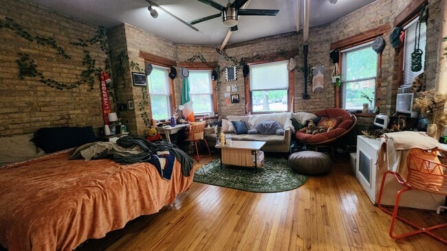 Foto del edificio - 1919 W Berteau Ave