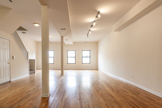 Building Photo - HUGE 3BR/2BA Duplex UP Close to Blue Line  NO SECURITY DEPOSIT!