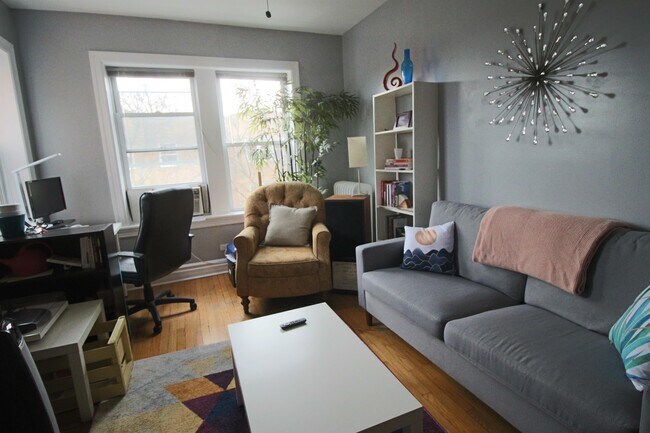 Foto del edificio - 8725 W Higgins Rd