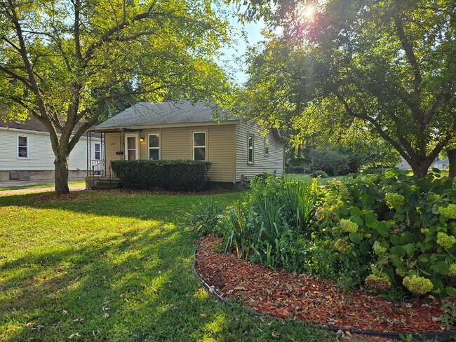 Foto del edificio - Room to Roam — Updated 2 Bed with Huge Yard & 2-Car Garage