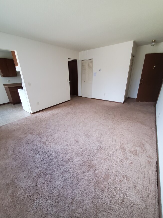 5940 W Broadway Ave, Crystal, MN 55428 Apartments in Crystal, MN