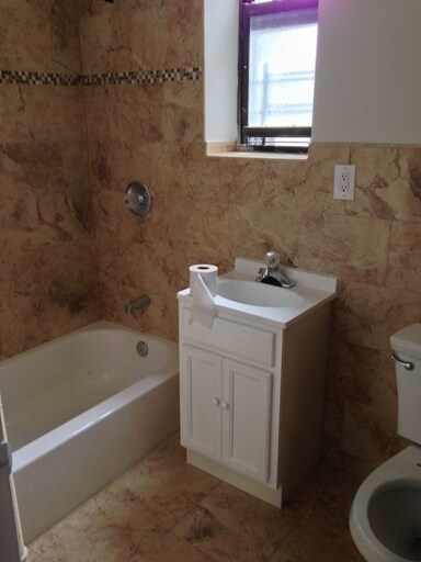 Baño - 354 E 54th St