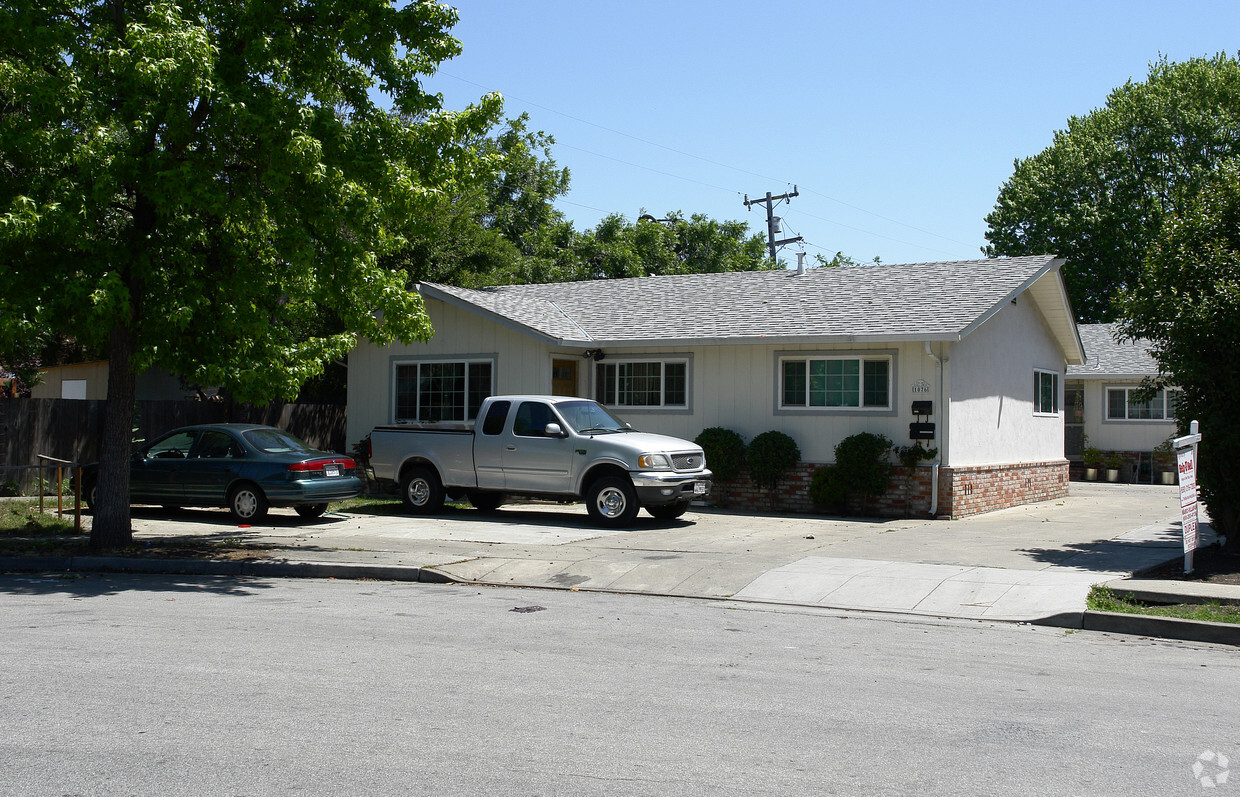 Primary Photo - 1076-1078 Dodge Dr