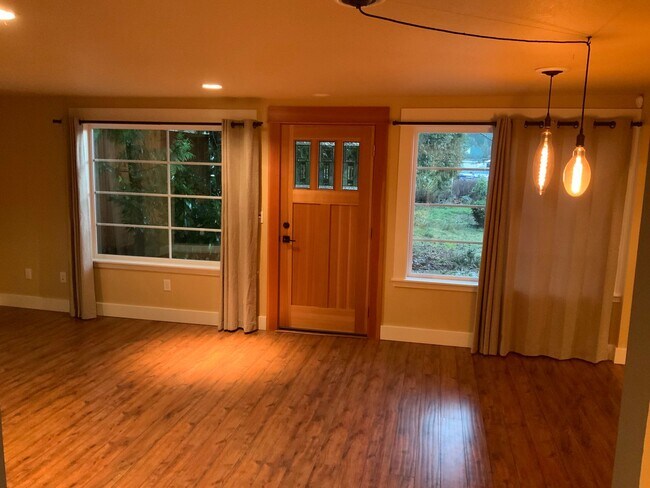Foto del edificio - A Must See! 4 Bedroom House in North Eugene
