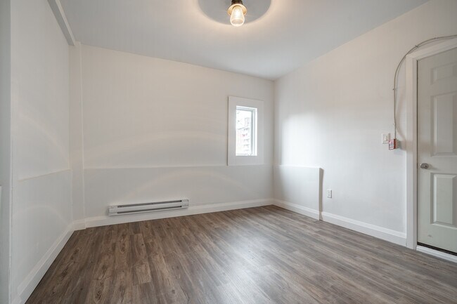 Photo du bâtiment - 2 Bedroom Unit close to downtown