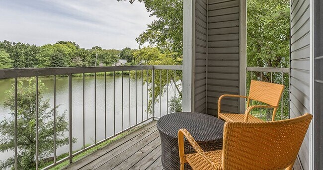 Foto del edificio - Whispering Lake Apartments