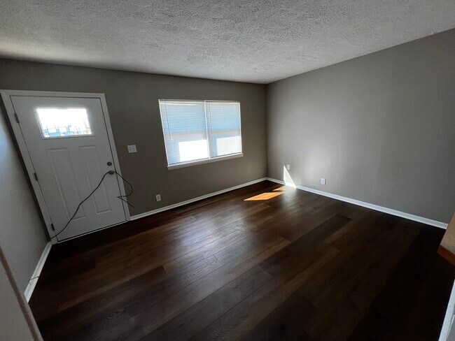 Sala de estar y puerta de entrada - 5310 E Main St