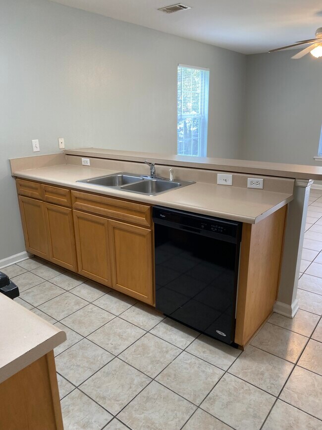 Building Photo - 97 Bass St