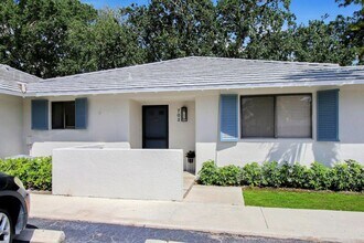 Building Photo - 702 Club Dr