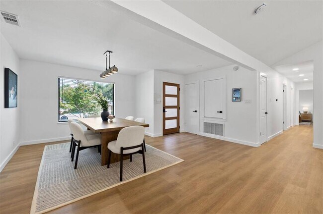 Building Photo - 11102 Oak Knoll Dr