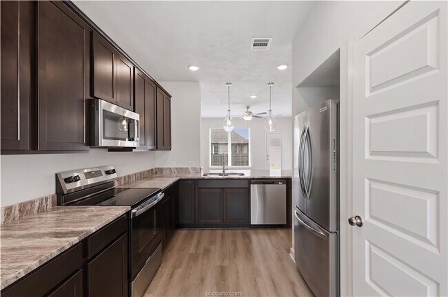 Foto del edificio - 10633 Burgundy Berry Wy
