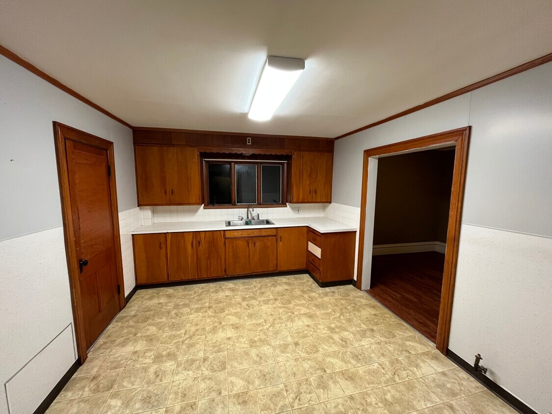 Kitchen - 514 Newland Ave