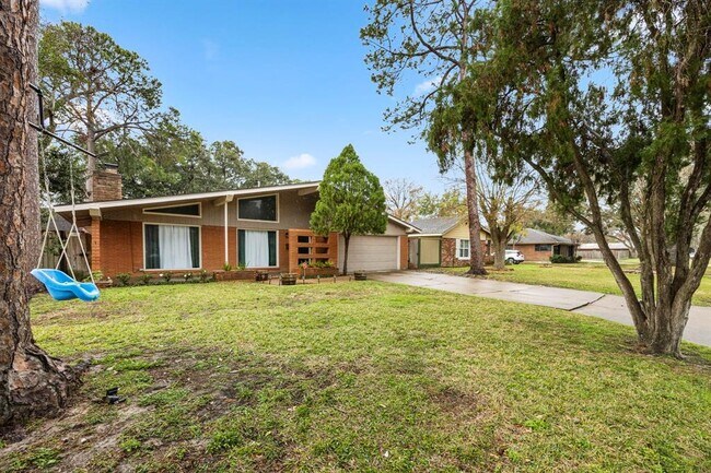 Building Photo - 9539 Val Verde St