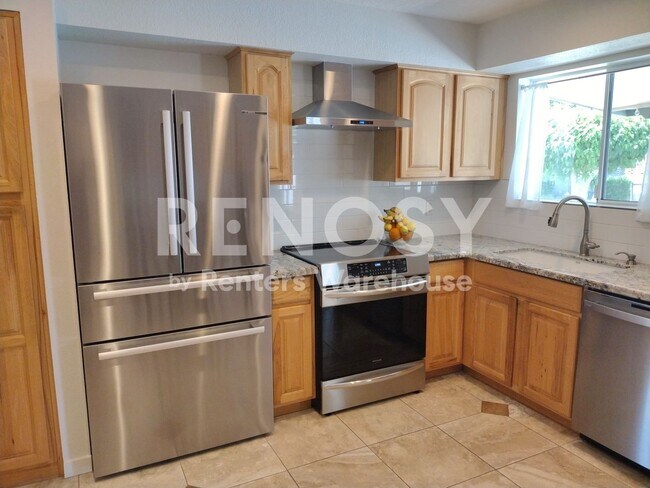 Building Photo - Ideal 3 Br+Den 2 Ba 2 Car Garage Home with Pool Near Loop 202 and Gilbert Rd in Mesa