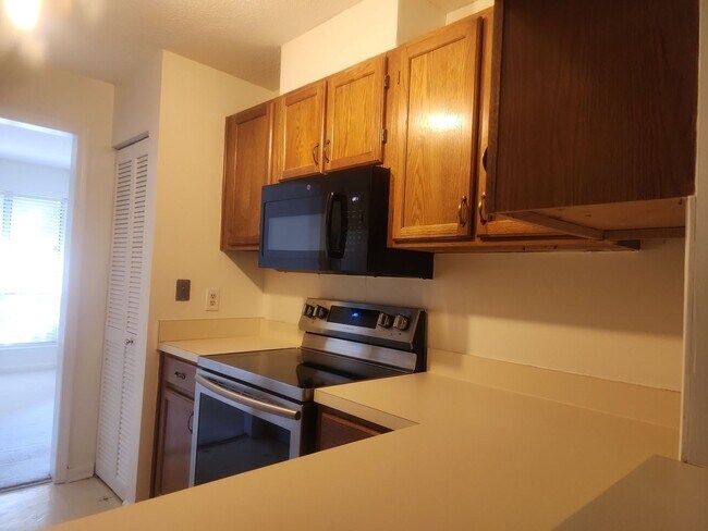 Building Photo - 4100 Sedgewood Dr