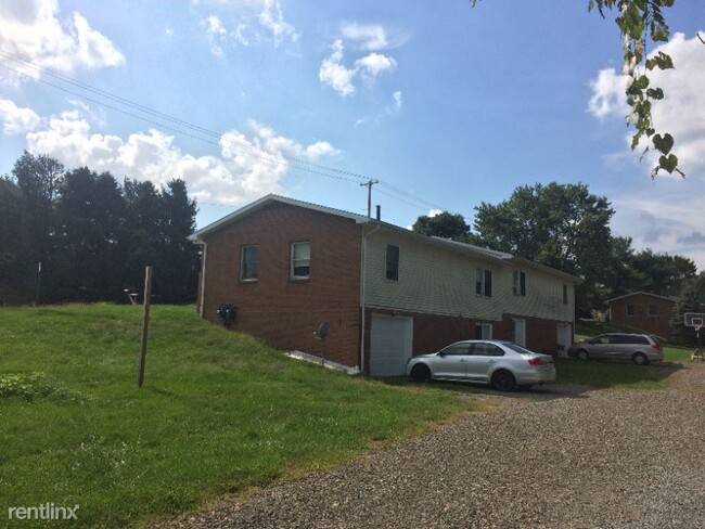 Building Photo - 2 br, 1 bath Townhome - 2211 Airport Road