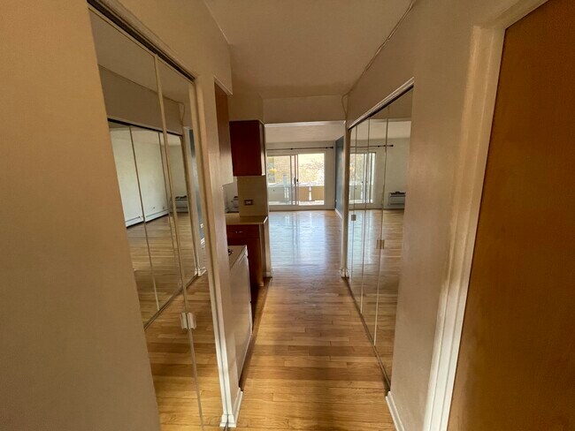 ¡Espejos de tamaño completo en abundancia! - 530 W Barry Ave