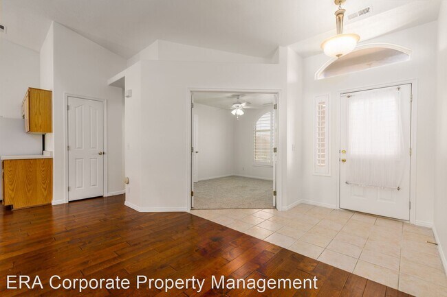 Foto del edificio - 3 br, 2 bath House - 210 N. Mall Dr. #139