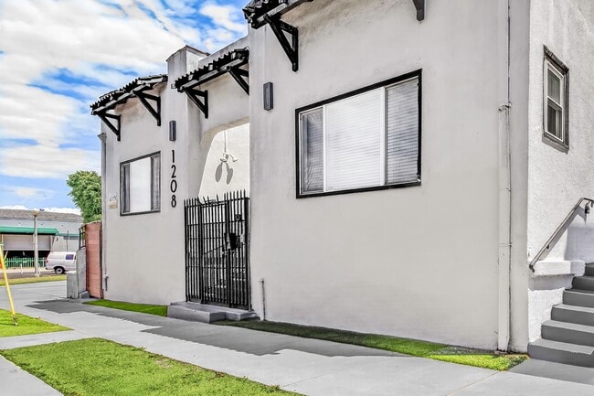 Building Photo - 1208 Daisy Ave