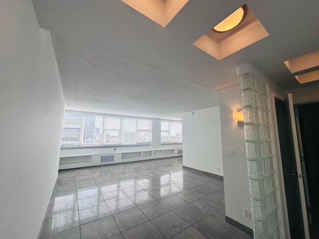 Building Photo - 1 Bedroom 1 Bath Ocean View Condo - Steps from Fort Lauderdale Beach!