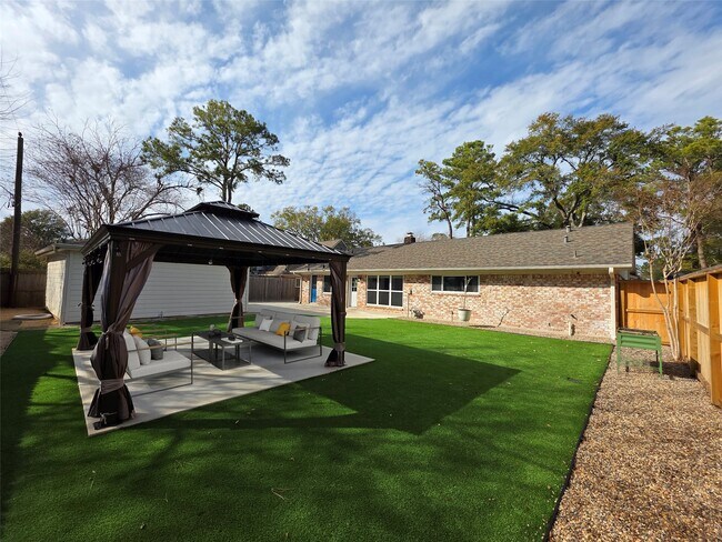 Foto del edificio - 11219 Valley Spring Dr