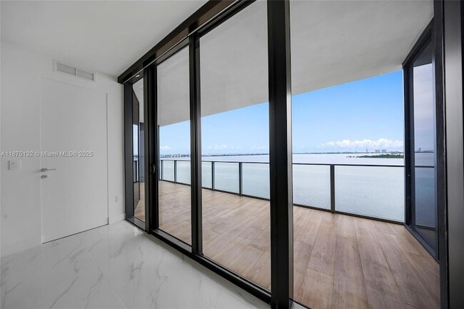 Foto del edificio - 700 NE 24th St