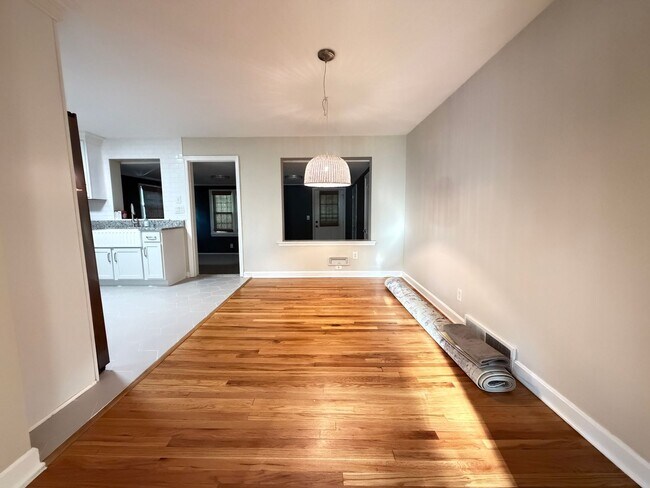 Foto del edificio - The 3 Bedroom In St. Matthews You've Been Looking For!