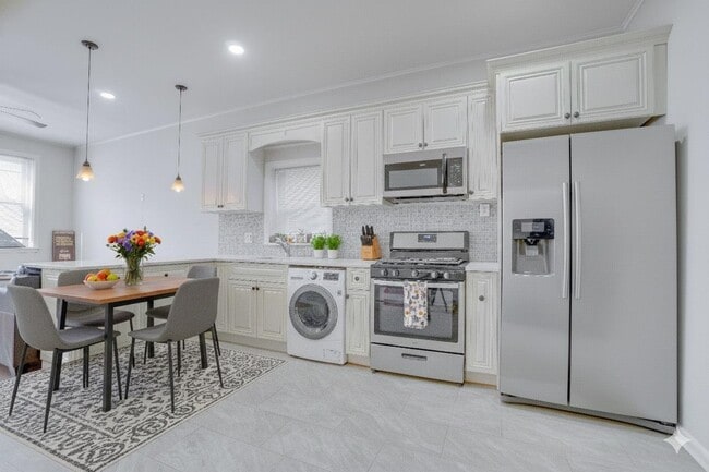 Foto del edificio - 678 Liberty Ave