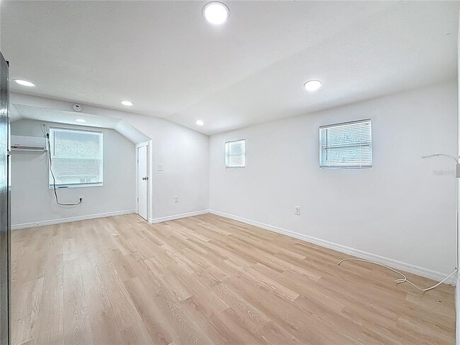 Building Photo - 618 17th Ave S