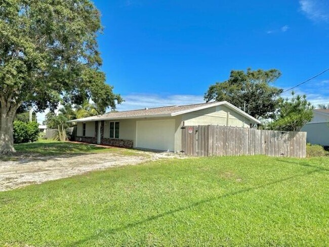 Building Photo - Annual Rental in Port St Lucie