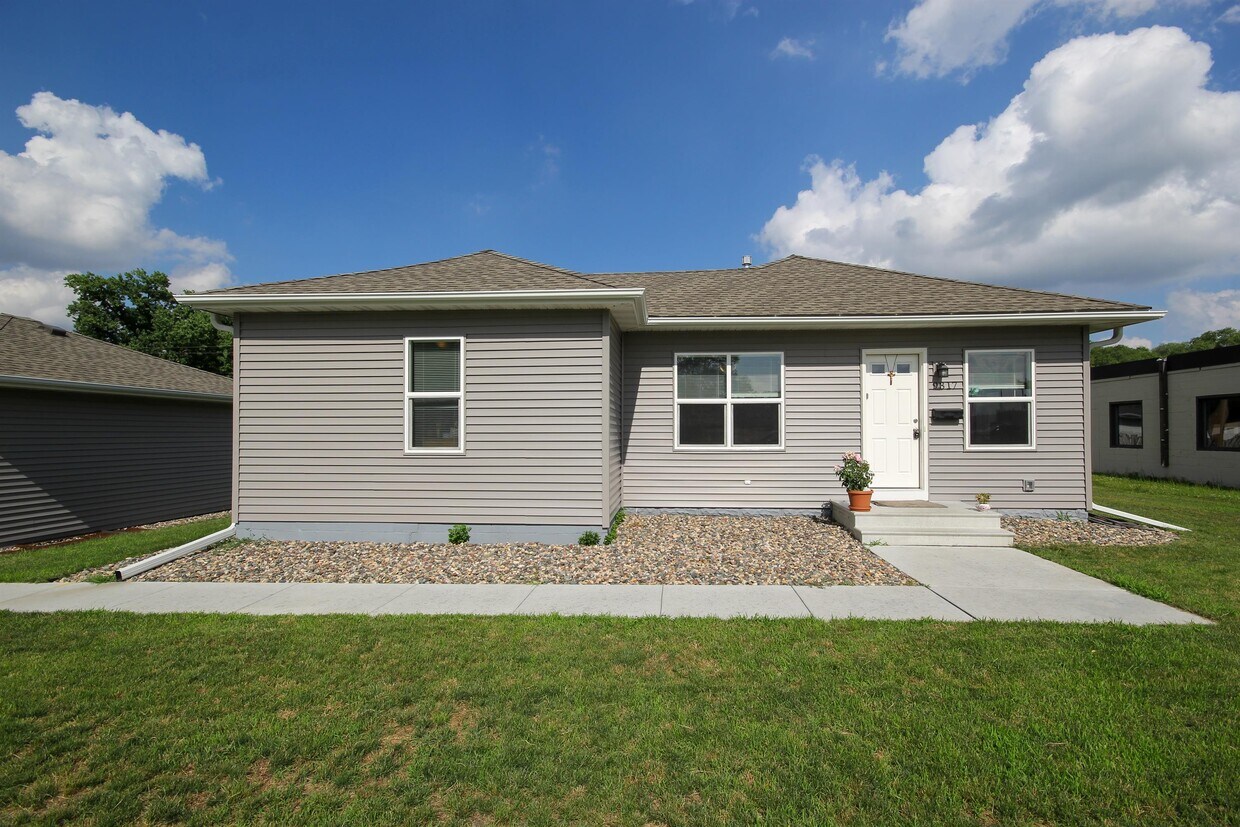 Foto principal - 9317 Garfield Ave S