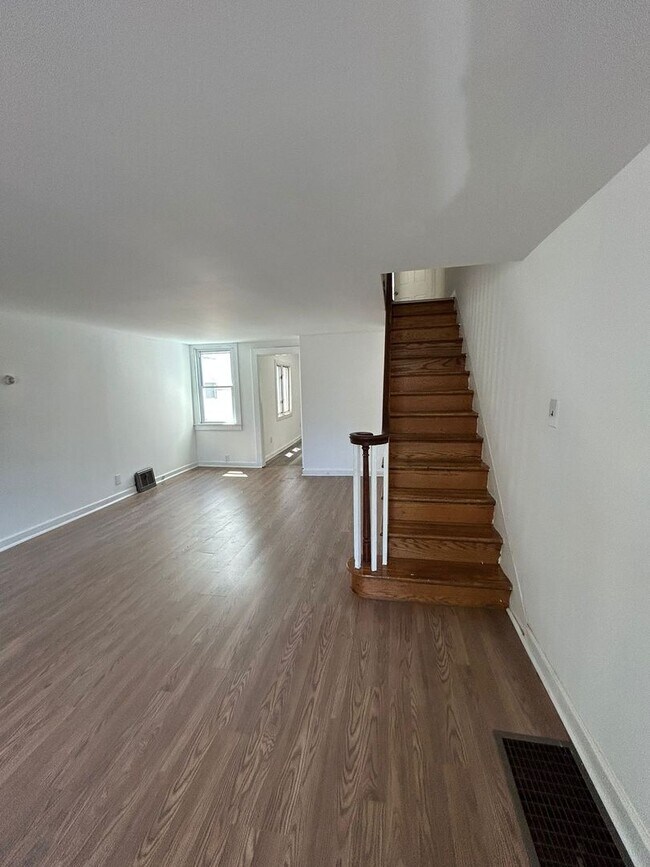 Building Photo - 4 bed 1 bath with C/O