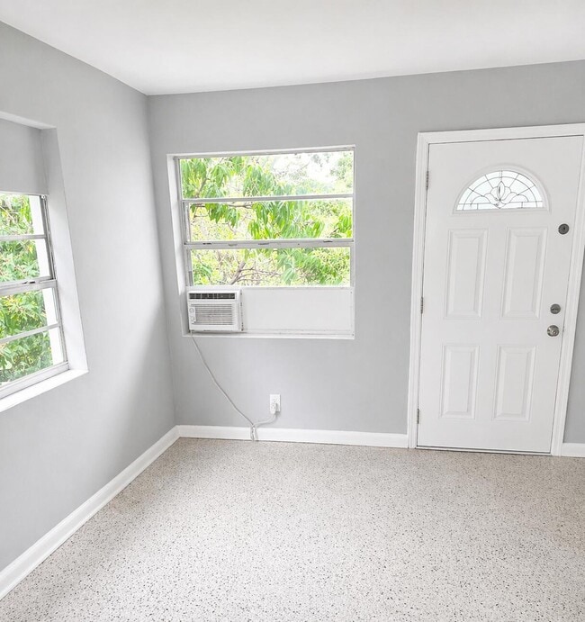 Building Photo - 413 N Sapodilla Ave