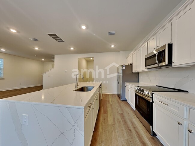 Building Photo - 110 Trevino Dr