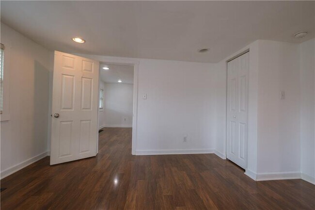 Building Photo - 17 Hodel St