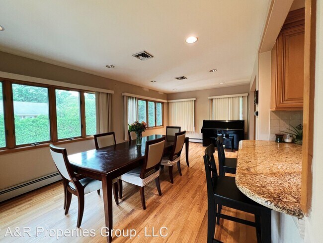 Foto del edificio - 5 br, 3 bath House - 99 Lee Place