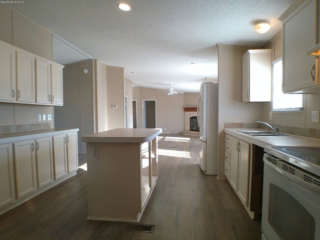 Building Photo - Spacious 4-Bedroom Home in Convenient Loca...