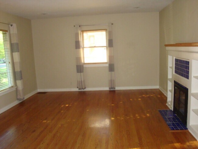 Building Photo - Charming Westside Cottage in a Premier Location