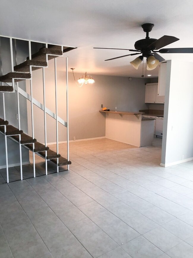 Building Photo - Upgraded 3 Bed, 1.5 Bath Townhouse with So...