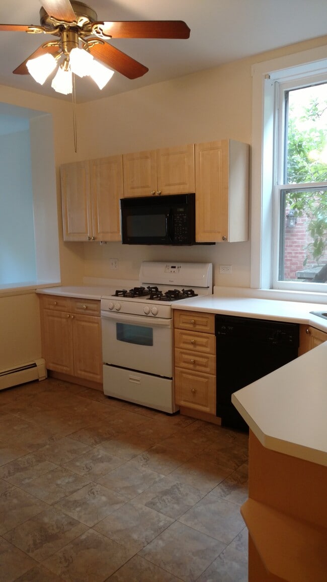 Building Photo - 1637 W Winona St
